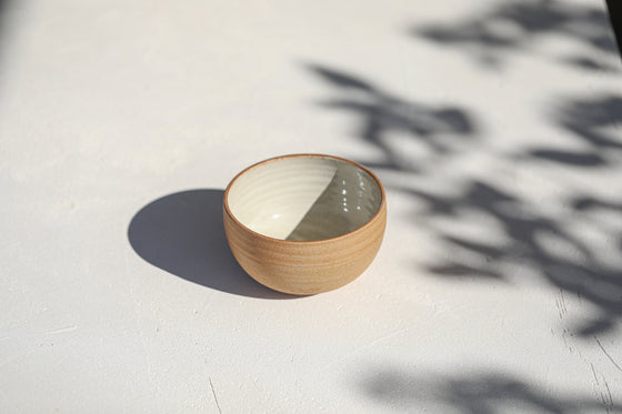 A set of 2 brown deep bowls